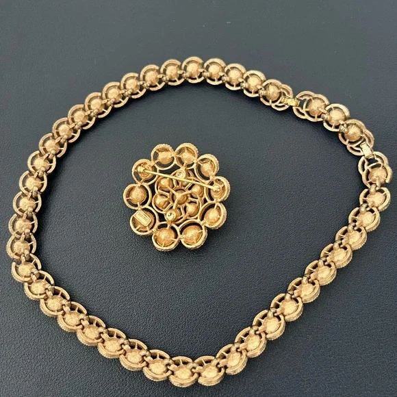Vtg Crown Trifari Demi Parure Pearls Gold Tone Snowflake necklace and Brooch set - Picture 7 of 9